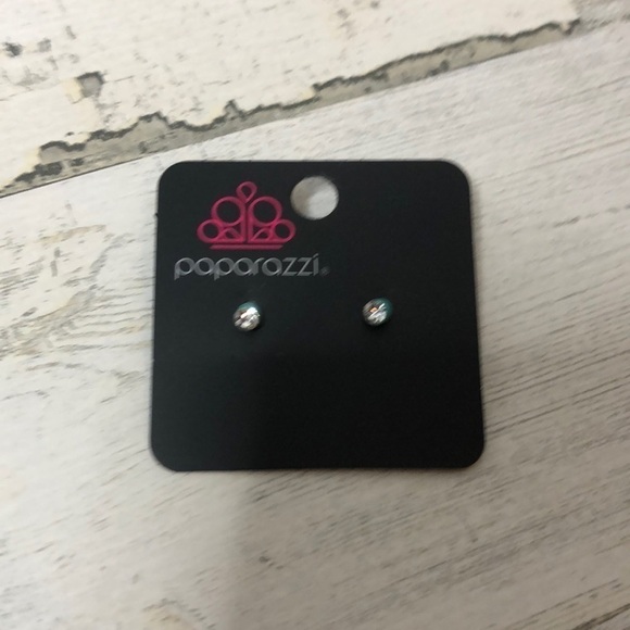 Paparazzi Green Side Sparkle Statement Studs New - Picture 1 of 3